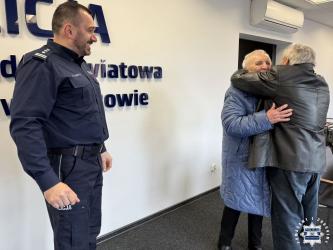 Kilka dni temu starszy mężczyzna, robiąc zakupy w jednym z marketów na terenie powiatu pińczowskiego, utracił sporą kwotę gotówki. Przekonany, że padł ofiarą kradzieży, zgłosił sprawę policjantom. Wydawało się, że pieniądze przepadły bezpowrotnie, jednak los przygotował dla tej historii zupełnie inny finał.