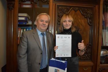 Agata Godula, uczennica Zespołu Szkół Techniczno-Informatycznych w Busku-Zdroju, została laureatką Ogólnopolskiego Dyktanda Niepodległościowego Po polsku o historii. Do konkursu przygotowywała się pod opieką nauczycielki języka polskiego, Renaty Lasi.