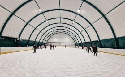 Lodowisko w Stopnicy ponownie zaprasza miłośników zimowych atrakcji. Obiekt rozpoczyna działalność w sobotę, 20 grudnia 2025 roku, inaugurując sezon zimowy 2025/2026. Oferta skierowana jest zarówno do mieszkańców, jak i gości odwiedzających gminę w okresie zimowym.