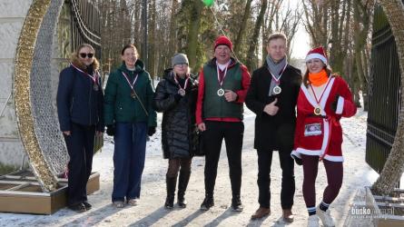 Sylwestrowe przedpołudnie w Busku-Zdroju upłynęło w sportowym rytmie. Dziewiąta edycja Biegu Sylwestrowego po raz kolejny przyciągnęła osoby, które zdecydowały się pożegnać mijający rok aktywnie, stawiając na ruch i dobrą atmosferę. To był bieg, w którym liczyła się nie rywalizacja, lecz radość z uczestnictwa.