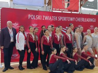W Powiatowym Międzyszkolnym Ośrodku Sportowym w Busku-Zdroju rozpoczęły się warsztaty Cheerleading to Sport - wydarzenie, które pokazuje, że cheerleading to nie tylko widowiskowe układy taneczne, ale wymagająca dyscyplina sportowa. 