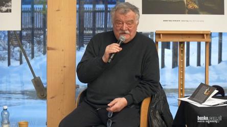 Słowo potrafi bawić, wzruszać i prowokować do myślenia - zwłaszcza wtedy, gdy wypowiada je ktoś, kto od pół wieku uważnie słucha świata i ludzi. Tak było podczas spotkania Pół żartem, pół serio z Adamem Ochwanowskim.