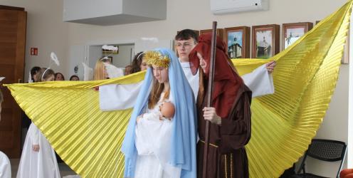 Czasem jedno spotkanie potrafi na długo rozświetlić codzienność. Tak było 8 stycznia w buskim hospicjum, gdy przed pacjentami i personelem wystąpili młodzi artyści ze Szkoły Podstawowej w Sokolinie.