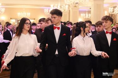 To jeden z tych wieczorów, na który czeka się przez lata szkolnej codzienności. Eleganckie stroje, odświętna atmosfera i symboliczne odliczanie do matury sprawiły, że tegoroczna studniówka uczniów Zespołu Szkół Ponadpodstawowych im. Mikołaja Kopernika w Busku-Zdroju na długo pozostanie w ich pamięci.