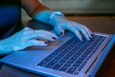 Większość małych i średnich firm w Polsce ma już własną stronę internetową czy wizytówkę w Google. Jednak w obliczu błyskawicznego rozwoju sztucznej inteligencji i nowych nawyków użytkowników, sama obecność w sieci to za mało.