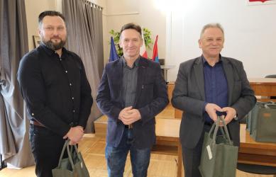 Zwiększenie bezpieczeństwa mieszkańców powiatu buskiego jest celem akcji prewencyjnej, w ramach której do samorządów trafiły czujki dymu oraz tlenku węgla. Sprzęt ma pomóc w ograniczeniu zagrożeń pożarowych oraz ryzyka zatrucia czadem, szczególnie w okresie zimowym.