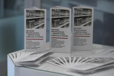 Zmniejszenie impulsywności zakupów napojów wyskokowych, ograniczenie kontaktu dzieci z trunkami i wsparcie dla osób próbujących ograniczyć picie - to główne cele koncepcji sprzedaży bezwitrynowej alkoholu zaprezentowanej podczas konferencji prasowej Polskiej Organizacji Przemysłu i Handlu Naftowego (POPiHN).