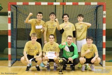 Forest Żabiec zwyciężył V Memoriał Szymona Kowala w Futsalu, który przez cały dzień rozgrywany był w Busku-Zdroju. Turniej zgromadził 25 drużyn rywalizujących równolegle na dwóch halach sportowych - przy ulicy Kusocińskiego oraz w Zbludowicach.