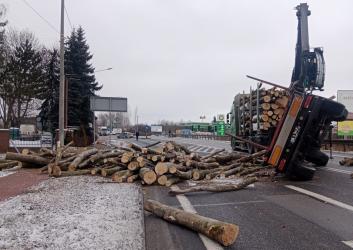 Na drodze krajowej nr 73 w Stopnicy doszło do zdarzenia, w wyniku którego na jezdnię wysypało się przewożone przez ciężarówkę drewno, całkowicie blokując przejazd w rejonie skrzyżowania. Kierowcy muszą liczyć się z poważnymi utrudnieniami w ruchu.