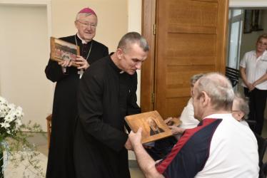 Światowy Dzień Chorego, ustanowiony przez św. Jana Pawła II i obchodzony 11 lutego, należy do najważniejszych wydarzeń w rocznym kalendarzu buskiego Hospicjum. To czas szczególnej modlitwy, refleksji i spotkania z osobami chorymi oraz tymi, którzy na co dzień towarzyszą im w drodze pełnej wyzwań i nadziei.