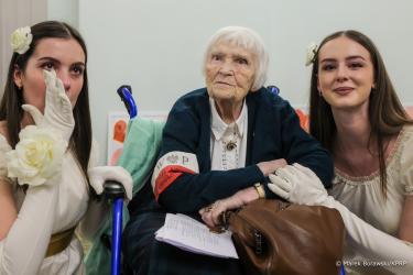 Są chwile, gdy historia przestaje być jedynie zapisem w podręczniku, a staje się żywym spotkaniem pokoleń. W sobotę 14 lutego młodzież z I Liceum Ogólnokształcącego im. Tadeusza Kościuszki w Busku-Zdroju przeżyła właśnie taki moment - pełen wzruszeń, dumy i głębokiego patriotycznego znaczenia. 
