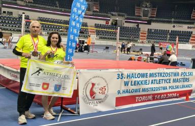 Znakomite wieści napłynęły z Torunia. Zawodnicy Klubu Athletics Busko-Zdrój wracają z 35. Halowych Mistrzostw Polski Masters z dorobkiem pięciu medali, potwierdzając wysoką formę i przynależność do krajowej czołówki w swoich kategoriach wiekowych.