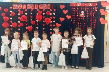 Dnia 16 lutego 2026 r. w Publicznej Szkole Podstawowej nr 2 w Busku-Zdroju odbyło się uroczyste wręczenie dyplomów i nagród w Międzyszkolnym Konkursie Plastycznym na kartkę walentynkową.