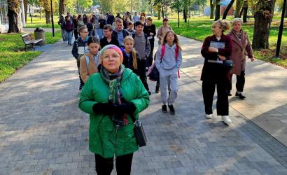 Każda podróż nabiera głębszego sensu wtedy, gdy towarzyszy jej opowieść. Historia miejsc, ciekawostki ukryte poza głównym szlakiem. Właśnie dlatego Międzynarodowy Dzień Przewodnika Turystycznego jest doskonałą okazją, by docenić tych, którzy potrafią zamienić zwykłą wyprawę w niezapomniane doświadczenie.