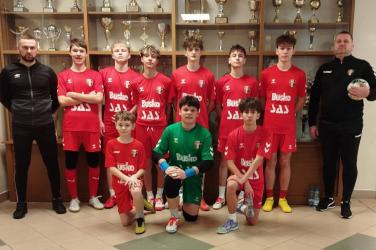 Świetny występ zanotowali zawodnicy SAS Akademii AKS 1947 Busko-Zdrój podczas halowego turnieju piłkarskiego rozegranego w miniony weekend w Nowinach. Drużyna złożona z piłkarzy z rocznika 2011, wspierana jednym zawodnikiem z rocznika 2012, sięgnęła po drugie miejsce w silnie obsadzonych zawodach, rywalizując z zespołami z Pińczowa, Rytwian, Kielc, Piekoszowa oraz Włoszczowy.