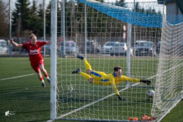 W niedzielę, 1 marca, piłkarze AKS 1947 Busko-Zdrój zainaugurowali rundę wiosenną w Keeza IV Lidze Świętokrzyskiej. W meczu 18. kolejki buski zespół pokonał na własnym stadionie MKS Wierna Małogoszcz 5:2, potwierdzając wysoką formę i aspiracje do awansu.