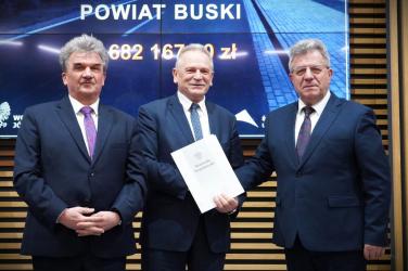 W dniu 3 marca 2026 r. w Świętokrzyskim Urzędzie Wojewódzkim w Kielcach Jerzy Kolarz Starosta Buski oraz Stanisław Klimczak Wicestarosta Buski podpisali umowy z Wojewodą Świętokrzyskim Józefem Brykiem na realizację inwestycji drogowych, które uzyskały dofinansowanie w ramach Rządowego Funduszu Rozwoju Dróg.