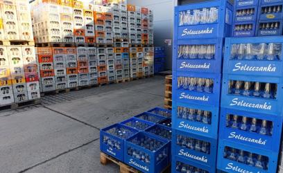 AKS 1947 Busko-Zdrój poinformował o nawiązaniu współpracy z producentem wody Solecczanka. Firma została nowym partnerem klubu, wspierając jego działalność sportową oraz szkoleniową.