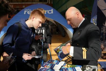 Młodzież stojąca u progu wyboru dalszej ścieżki kształcenia miała okazję zapoznać się z szeroką ofertą edukacyjną podczas III Świętokrzyskich Targów Edukacyjnych, które przyciągnęły uczniów z terenu powiatu buskiego.