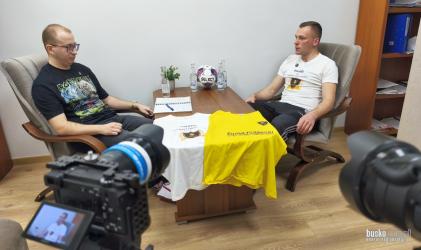 Zapraszamy do obejrzenia wywiadu z królem strzelców II ligi futsalu w grupie IV w sezonie 2025/2026 - Albertem Lasią. Zawodnik Futsal Team Busko-Zdrój, zdobył 12 bramek i odegrał kluczową rolę w wywalczeniu awansu do I ligi. Wywiad przeprowadził Daniel Wichór.
