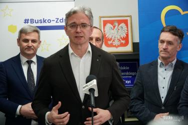 Przedświąteczne spotkanie struktur Polskiego Stronnictwa Ludowego w Busku-Zdroju stało się okazją do rozmów o kluczowych wyzwaniach dla regionu i kraju. Wśród poruszanych tematów znalazły się kwestie bezpieczeństwa, inwestycji oraz wsparcia dla samorządów, a także aktualne problemy związane z polityką energetyczną. 