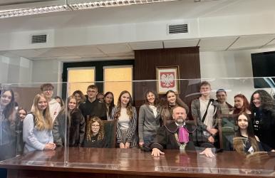 Uczniowie klasy pierwszej o profilu humanistycznym I Liceum Ogólnokształcącego im. T. Kościuszki w Busku-Zdroju, w ramach zajęć z edukacji prawnej, odwiedzili Sąd Rejonowy w Kielcach. 