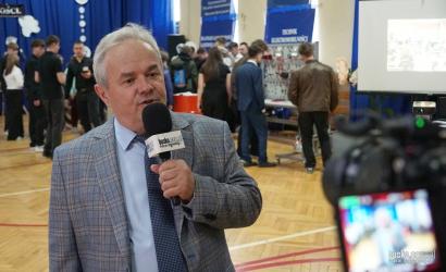 Wybór szkoły ponadpodstawowej to jedna z pierwszych poważnych decyzji w życiu młodego człowieka. Pomocną dłoń do ósmoklasistów wyciąga Zespół Szkół Techniczno-Informatycznych w Busku-Zdroju, prezentując swoją ofertę podczas Dni Otwartych.