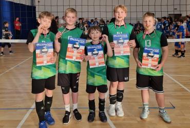 Znakomicie spisali się siatkarze KS ARENA BUSKO w Lidze Minisiatkówki Województwa Łódzkiego w kategorii trójek awansując do finału rozgrywek. Liga ma charakter otwarty i mogą w niej startować drużyny z innych województw. 