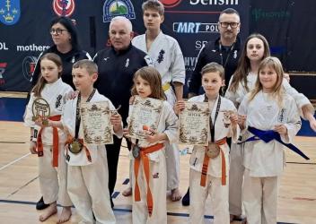 Trzy medale przywieźli karatecy Buskiej Szkoły Karate Kyokushin z Ogólnopolskiego Turnieju Karate Kyokushin Bushi-Do Cup w Starachowicach. Do rywalizacji stanęło aż 530 zawodników z całego kraju, co świadczy nie tylko o wysokim prestiżu tego turnieju, ale również dało gwarancję, że na tatami pojawili się najlepsi.