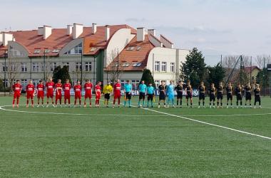AKS 1947 Busko-Zdrój odniósł kolejne przekonujące zwycięstwo w rozgrywkach 4. ligi świętokrzyskiej. W meczu rozegranym na stadionie w Nowinach buszczanie pokonali Koronę III Kielce 3:0.
