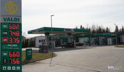 Początek nowego tygodnia przynosi kolejne informacje o cenach paliw. Sprawdziliśmy, ile kierowcy płacą za tankowanie na stacjach w Busku-Zdroju w poniedziałek, 13 kwietnia 2026 roku. Od jutra zaczną obowiązywać nowe maksymalne ceny paliw.