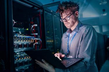 Polskie firmy mierzą się dziś z intensywnością zagrożeń, jakiej jeszcze kilka lat temu nikt się nie spodziewał. I choć pierwszym celem ataku często są duże organizacje, to coraz bardziej odczuwalne jest to w grupie mniejszych podmiotów. 40% małych i 38% średnich firm w Polsce deklaruje wzrost liczby cyberataków*.

