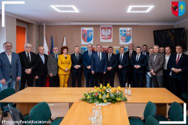 Kolej do Buska-Zdroju znów staje się realnym tematem. Samorządy z dwóch województw podejmują wspólne działania, które mogą przywrócić połączenia kolejowe do uzdrowiska i znacząco zmienić komunikacyjną mapę regionu.
