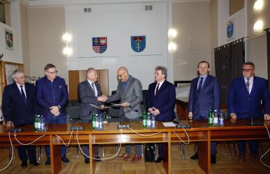 Rozpoczynają się kolejne inwestycje drogowe w powiecie buskim. W środę, 15 kwietnia 2026 roku, podpisano umowy na przebudowę dwóch odcinków dróg powiatowych na terenie gmin Solec-Zdrój i Gnojno. Zadania, o łącznej wartości przekraczającej 4,8 mln zł, mają poprawić komfort i bezpieczeństwo użytkowników dróg.