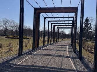 W Busku-Zdroju trwają kolejne prace związane z przystosowaniem miasta do zmian klimatu. Realizowane inwestycje mają ograniczyć skutki ulewnych deszczy i upałów, a także poprawić komfort życia mieszkańców. W najbliższych miesiącach kierowcy i piesi muszą liczyć się z utrudnieniami w rejonie prowadzonych robót.