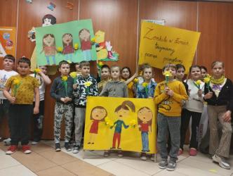 Pamiętamy - bo pamięć łączy pokolenia. 17 kwietnia społeczność Szkoły Podstawowej w Stopnicy wzięła udział w ogólnopolskiej akcji społeczno-edukacyjnej Żonkile, organizowanej przez Muzeum Historii Żydów Polskich POLIN. Inicjatywa ta upamiętnia rocznicę wybuchu powstania w getcie warszawskim.