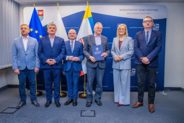 W dniu 20 kwietnia br. w Urzędzie Marszałkowskim Województwa Świętokrzyskiego w Kielcach Powiat Buski podpisał dwie umowy na dofinansowanie robót budowlanych w obiektach służących osobom z niepełnosprawnościami. 