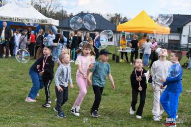 Uśmiechy dzieci, wspólna zabawa i bogaty program atrakcji – tak Gnojno świętowało Dzień Rodziny. Plenerowy festyn przy szkole podstawowej stał się okazją do integracji mieszkańców oraz wyjątkowym zwieńczeniem ważnego projektu społecznego. Zapraszamy do obejrzenia fotorelacji.