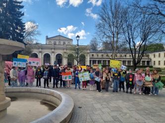 We wtorek, 21 kwietnia 2026 r. uczniowie klas 1c i 3c, z okazji Międzynarodowego Dnia Ziemi, postanowili przypomnieć mieszkańcom Buska-Zdroju o ochronie naszej planety i swoją postawą proekologiczną zachęcić do troski o matkę Ziemię.