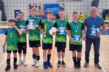 Znakomicie zaprezentowali się siatkarze buskiej Jedynki w finałach wojewódzkich XXXIII edycji Ogólnopolskich Mistrzostw w Minisiatkówce o Puchar Kinder Joy of Moving w kategorii trójek chłopców.