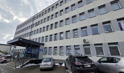 W centrum Buska-Zdroju dostępna jest przestrzeń, która może stać się idealnym miejscem dla rozwoju biznesu. Funkcjonalny lokal, dobra lokalizacja i szerokie możliwości aranżacyjne sprawiają, że to propozycja warta uwagi. 