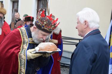 Stopnica w niedzielne popołudnie ożyła duchem dawnych wieków. Były barwne orszaki, rycerze, muzyka i radosne świętowanie, godne pamięci wielkiego władcy. W niedzielę, 26 kwietnia 2026 roku, w Stopnicy odbyły się Międzygminne Obchody 716. Rocznicy Urodzin Króla Kazimierza Wielkiego. 