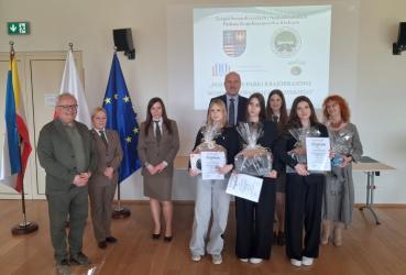 Reprezentacja  Publicznej Szkoły Podstawowej Nr 1 w Busku-Zdroju nie miała sobie równych podczas wojewódzkiego etapu konkursu Poznajemy Parki Krajobrazowe Województwa Świętokrzyskiego. Trzyosobowy zespół w składzie  Amelia Trelińska, Maja Witkowska, Klaudia Zielonka zajął I miejsce i będzie reprezentował nasz region na szczeblu ogólnopolskim.
