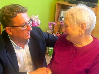 Takie jubileusze zdarzają się niezwykle rzadko. W gronie najbliższych, w otoczeniu rodziny i serdecznych życzeń swoje 101. urodziny świętowała Pani Eugenia Podraza, mieszkanka Brzostkowa w gminie Nowy Korczyn. Jej życie to niezwykła historia pracowitości, rodzinnych wartości i przywiązania do tradycji.