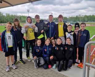 Zawodnicy Athletics Busko-Zdrój wrócili z Mityngu Lekkoatletycznego w Starachowicach z imponującym dorobkiem medali, rekordów życiowych i cennych doświadczeń. Zawody, które odbyły się w sobotę, 9 maja 2026 roku, były okazją do rywalizacji z zawodnikami z różnych klubów oraz sprawdzenia formy na początku sezonu.