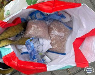 Blisko półtora kilograma substancji psychotropowej znaleźli buscy kryminalni podczas kontroli samochodu pod Buskiem-Zdrojem. Narkotyki ukryte były w plecaku znajdującym się w bagażniku auta. Do ich posiadania przyznał się 24-letni pasażer pojazdu. Mężczyzna, działający w warunkach recydywy, może spędzić w więzieniu nawet 15 lat.