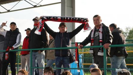 Miało być kolejne ważne zwycięstwo i następny krok w stronę 3 ligi. Tymczasem w Busku-Zdroju doszło do dużej niespodzianki. Lider Keeza 4. Ligi, AKS 1947 Busko-Zdrój, przegrał w środę, 13 maja, przed własną publicznością z Arką Pawłów aż 0:3. Presja związana z walką o awans wyraźnie ciążyła gospodarzom, którzy rozegrali jeden ze słabszych meczów w rundzie.