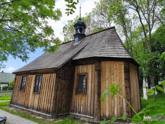 Ponad 300 lat historii, wyjątkowa drewniana architektura i niezwykły klimat dawnego Buska - teraz wnętrze kościoła św. Leonarda można podziwiać z zupełnie nowej perspektywy. Dzięki fotografii 360 stopni internauci mają okazję odbyć wirtualny spacer po najstarszym zabytku Buska-Zdroju.