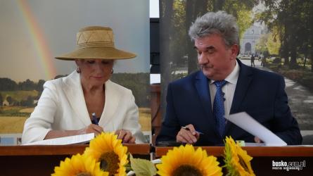 Powiat Buski kontynuuje współpracę z organizacjami pozarządowymi. W piątek, 22 maja, w Starostwie Powiatowym w Busku-Zdroju podpisano kolejne umowy na realizację zadań publicznych związanych m.in. ze sportem, kulturą, turystyką, edukacją ekologiczną oraz ochroną i promocją zdrowia.