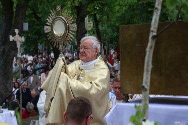 Tłumy wiernych uczestniczyły w czwartek, 4 czerwca, w obchodach Uroczystości Najświętszego Ciała i Krwi Chrystusa w Busku-Zdroju. Tradycyjne procesje eucharystyczne, organizowane przez trzy parafie miasta, zgromadziły mieszkańców, kuracjuszy oraz gości, którzy wspólnie przeżywali jedno z najważniejszych świąt w Kościele katolickim.